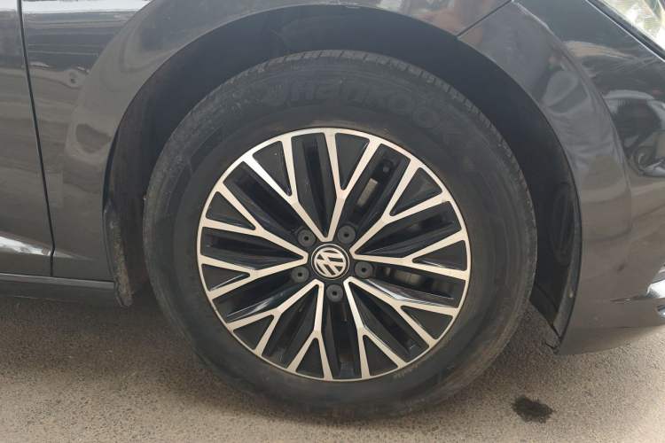 Used Volkswagen Sagitar 2021 280TSI DSG Comfort Connect Edition Right Front Wheel Hub