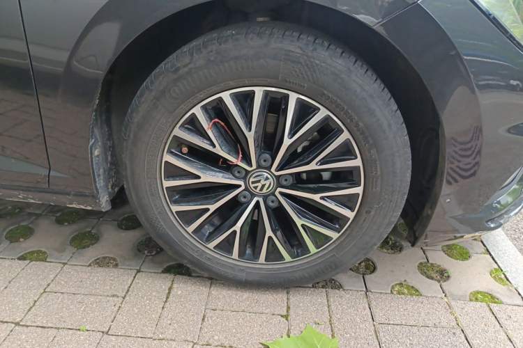 Used Volkswagen Sagitar 2021 280TSI DSG Comfort Connect Edition Right Front Wheel Hub