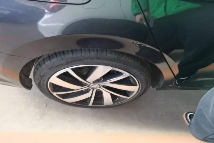 Used Volkswagen Sagitar 2021 280TSI DSG Excellence Edition Right Rear Wheel Hub
