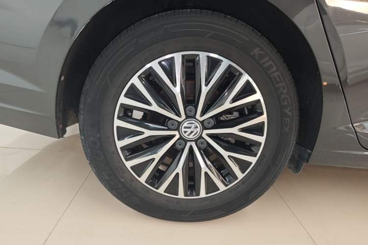Used Volkswagen Sagitar 2021 280TSI DSG Comfort Connect Edition Right Rear Wheel Hub