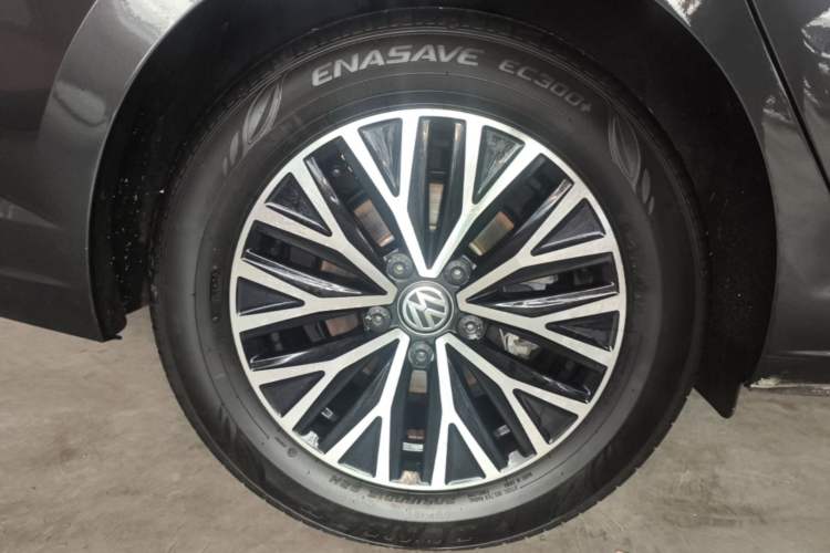 Used Volkswagen Sagitar 2021 280TSI DSG Comfort Connect Edition Right Rear Wheel Hub