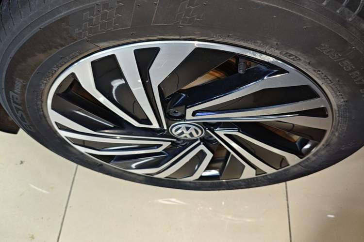 Used Volkswagen Sagitar 2021 280TSI DSG Excellence Edition Right Rear Wheel Hub