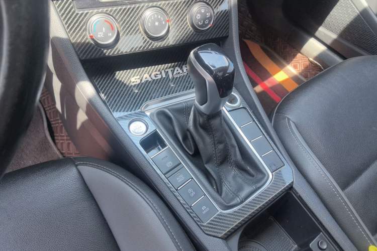 Used Volkswagen Sagitar 2021 280TSI DSG Comfort Connect Edition Gear Lever