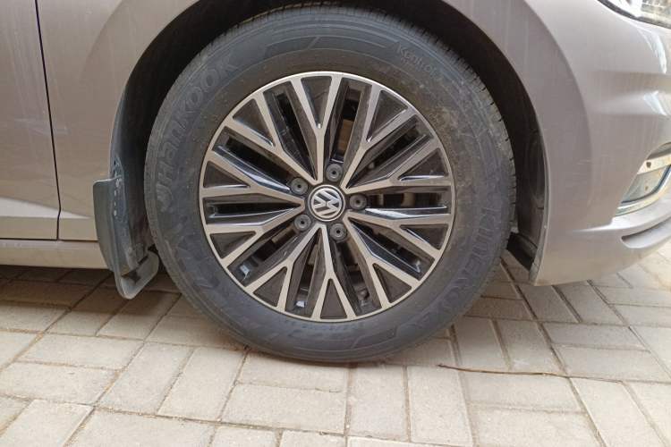 Used Volkswagen Sagitar 2021 200TSI DSG Comfort Connect Edition Right Front Wheel Hub