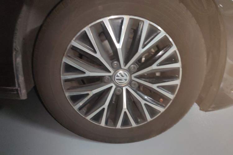 Used Volkswagen Sagitar 2021 280TSI DSG Comfort Connect Edition Right Front Wheel Hub