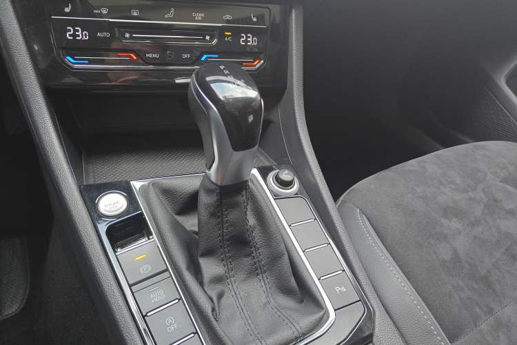 Used Volkswagen Sagitar 2021 280TSI DSG Luxury Smart Connectivity Edition Gear Lever