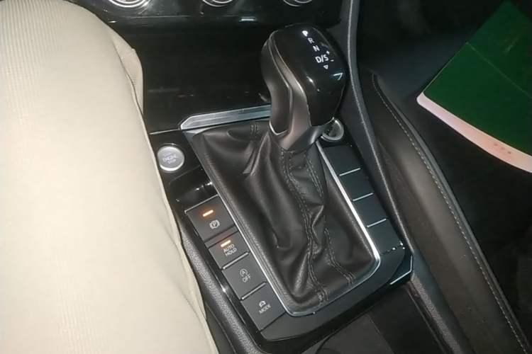 Used Volkswagen Sagitar 2021 280TSI DSG Excellence Edition Gear Lever