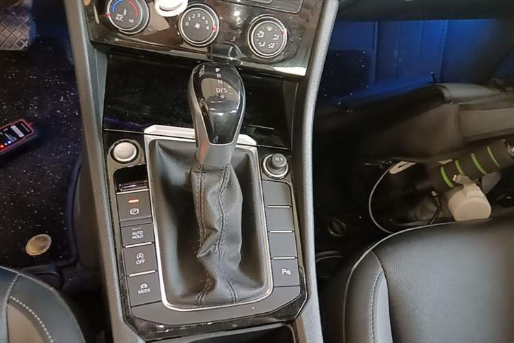 Used Volkswagen Sagitar 2021 280TSI DSG Excellence Edition Gear Lever