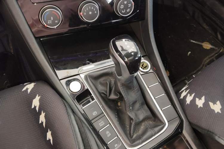 Used Volkswagen Sagitar 2021 280TSI DSG Excellence Edition Gear Lever