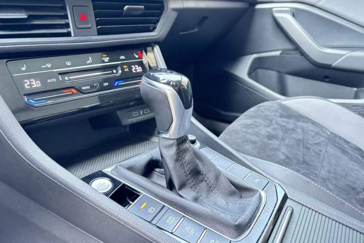 Used Volkswagen Sagitar 2021 280TSI DSG Luxury Smart Connectivity Edition Interior 2