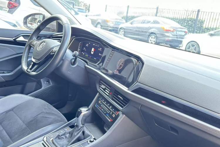 Used Volkswagen Sagitar 2021 280TSI DSG Luxury Smart Connectivity Edition Interior 3