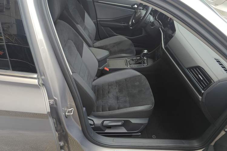 Used Volkswagen Sagitar 2021 280TSI DSG Luxury Smart Connectivity Edition Right Front Seat