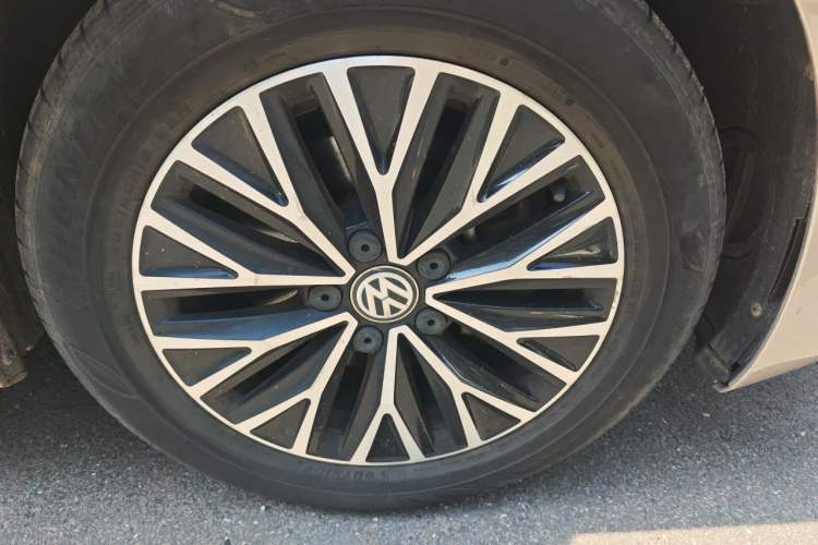 Used Volkswagen Sagitar 2021 280TSI DSG Comfort Connect Edition Right Front Wheel Hub