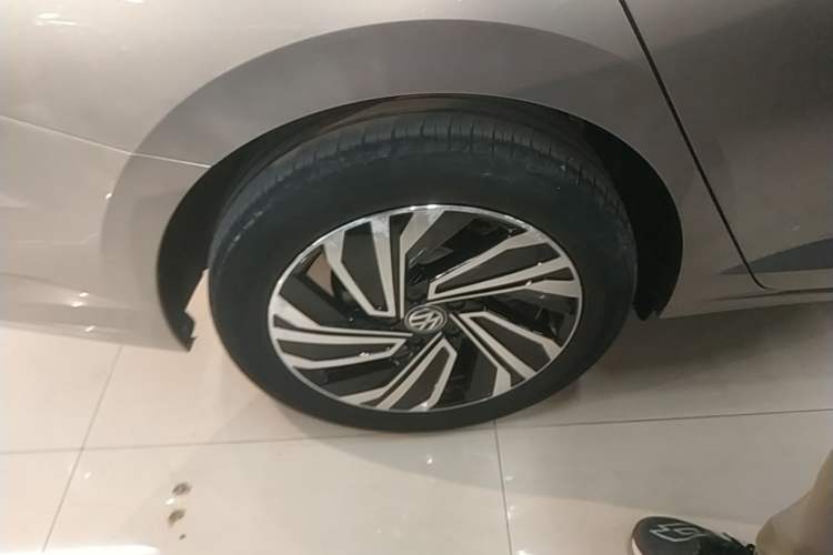 Used Volkswagen Sagitar 2021 280TSI DSG Excellence Edition Right Rear Wheel Hub