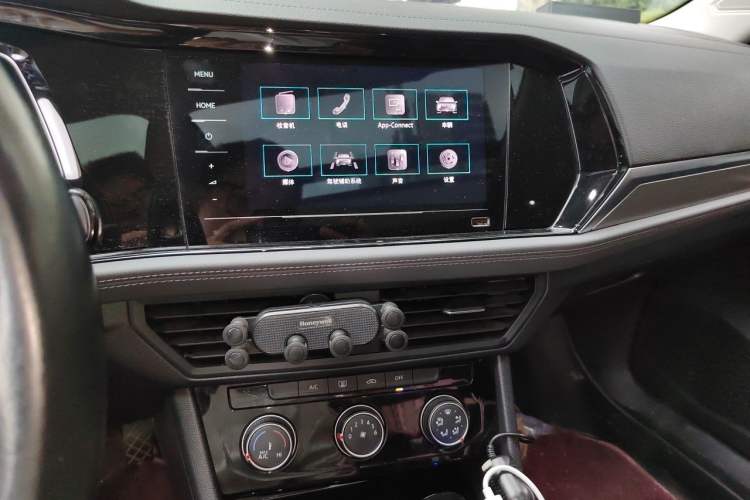 Used Volkswagen Sagitar 2021 280TSI DSG Comfort Connect Edition Audio And AC Panel