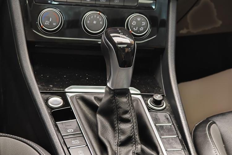 Used Volkswagen Sagitar 2021 200TSI DSG Excellence Edition Gear Lever
