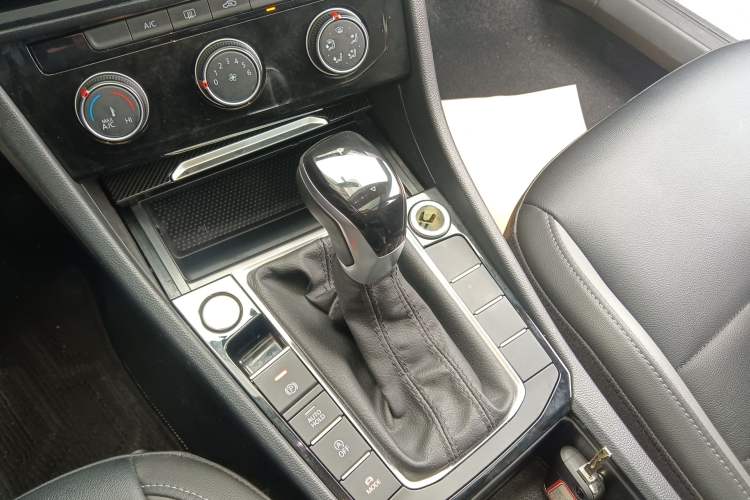 Used Volkswagen Sagitar 2021 280TSI DSG Excellence Edition Gear Lever