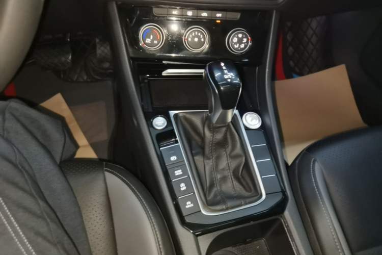 Used Volkswagen Sagitar 2021 280TSI DSG Comfort Connect Edition Gear Lever