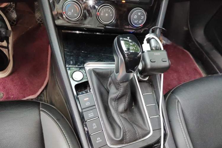 Used Volkswagen Sagitar 2021 280TSI DSG Comfort Connect Edition Gear Lever