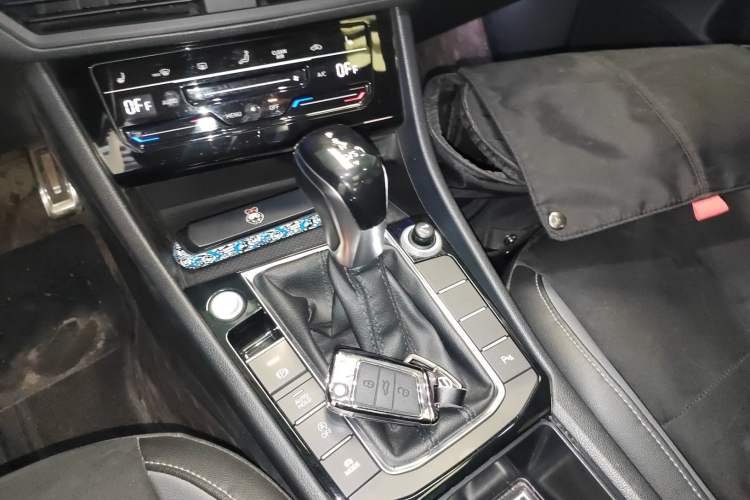 Used Volkswagen Sagitar 2021 280TSI DSG Luxury Smart Connectivity Edition Gear Lever