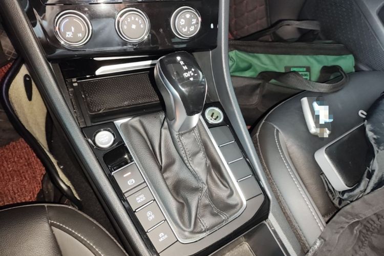 Used Volkswagen Sagitar 2021 280TSI DSG 30th Anniversary Edition Gear Lever