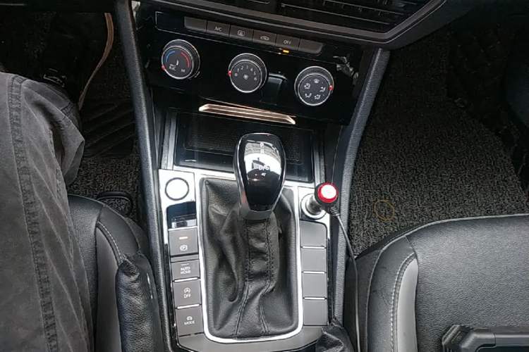 Used Volkswagen Sagitar 2021 280TSI DSG Excellence Edition Gear Lever