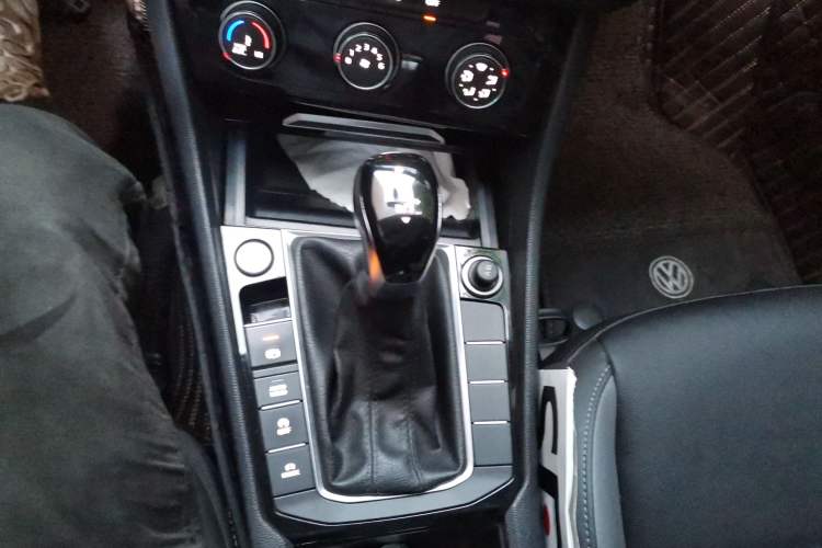 Used Volkswagen Sagitar 2021 280TSI DSG 30th Anniversary Edition Gear Lever