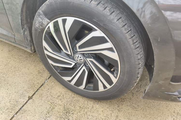Used Volkswagen Sagitar 2021 280TSI DSG 30th Anniversary Edition Right Front Wheel Hub