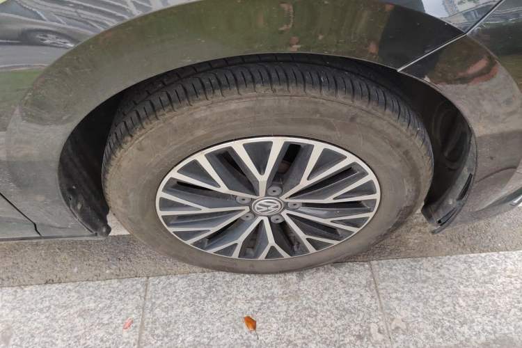 Used Volkswagen Sagitar 2021 280TSI DSG Comfort Connect Edition Right Front Wheel Hub