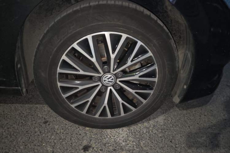 Used Volkswagen Sagitar 2021 280TSI DSG Comfort Connect Edition Right Front Wheel Hub
