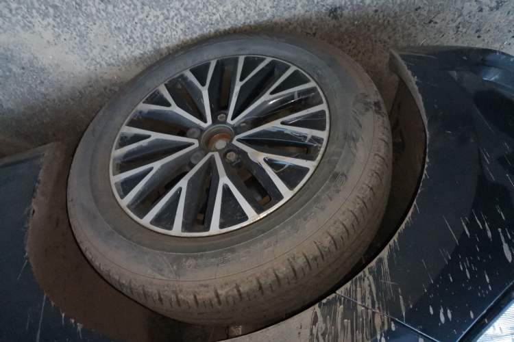 Used Volkswagen Sagitar 2021 280TSI DSG 30th Anniversary Edition Right Front Wheel Hub