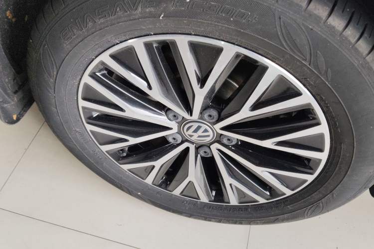 Used Volkswagen Sagitar 2021 280TSI DSG Comfort Connect Edition Right Rear Wheel Hub