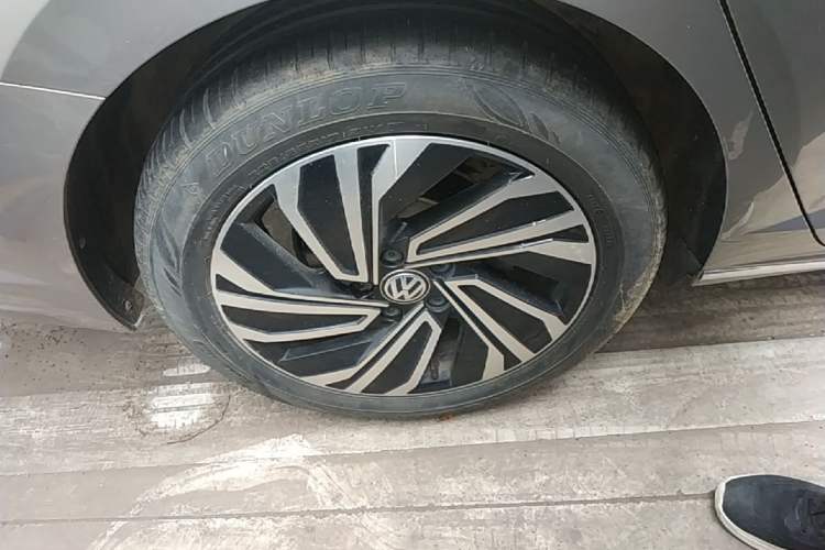 Used Volkswagen Sagitar 2021 280TSI DSG Excellence Edition Right Rear Wheel Hub