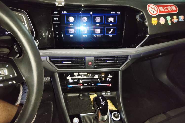 Used Volkswagen Sagitar 2021 280TSI DSG Luxury Smart Connectivity Edition Audio And AC Panel