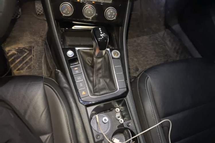 Used Volkswagen Sagitar 2021 280TSI DSG 30th Anniversary Edition Gear Lever