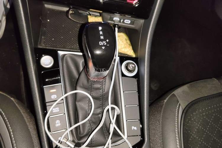 Used Volkswagen Sagitar 2021 280TSI DSG Luxury Smart Connectivity Edition Gear Lever