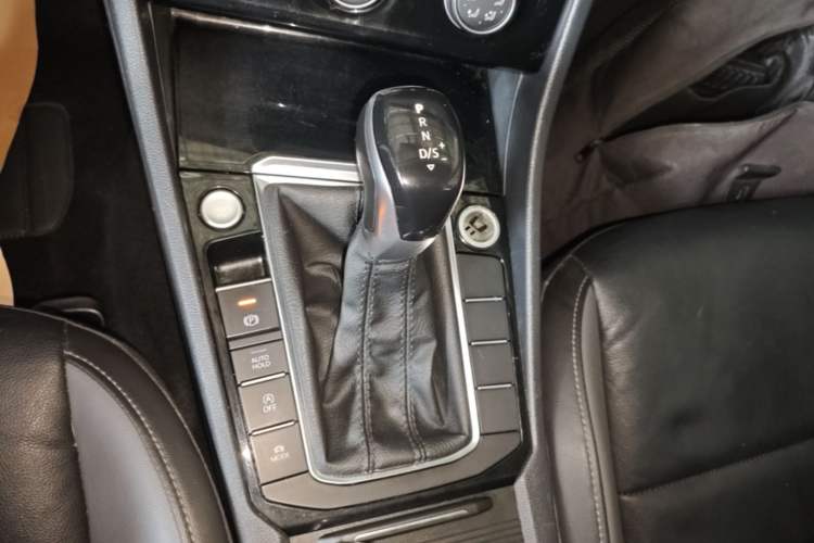 Used Volkswagen Sagitar 2021 280TSI DSG Excellence Edition Gear Lever
