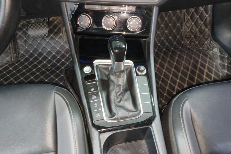 Used Volkswagen Sagitar 2021 280TSI DSG Comfort Connect Edition Gear Lever