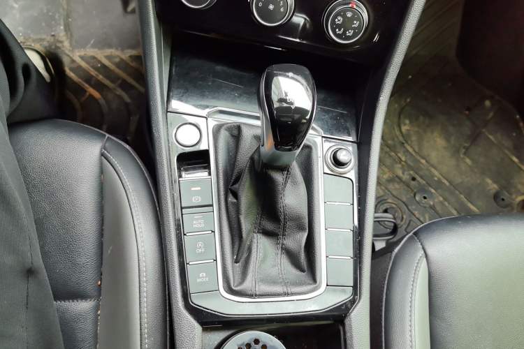 Used Volkswagen Sagitar 2021 280TSI DSG Comfort Connect Edition Gear Lever