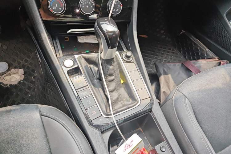 Used Volkswagen Sagitar 2021 280TSI DSG Comfort Connect Edition Gear Lever