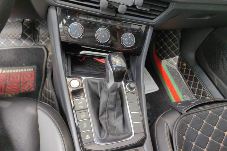 Used Volkswagen Sagitar 2021 200TSI DSG Excellence Edition Gear Lever