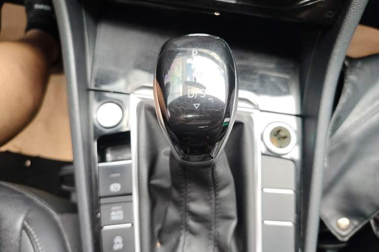 Used Volkswagen Sagitar 2021 280TSI DSG Excellence Edition Gear Lever