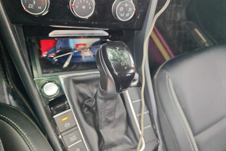 Used Volkswagen Sagitar 2021 280TSI DSG Comfort Connect Edition Gear Lever