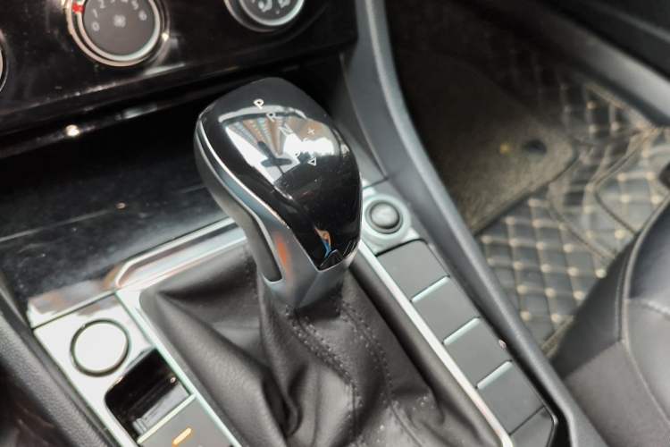 Used Volkswagen Sagitar 2021 280TSI DSG Comfort Connect Edition Gear Lever