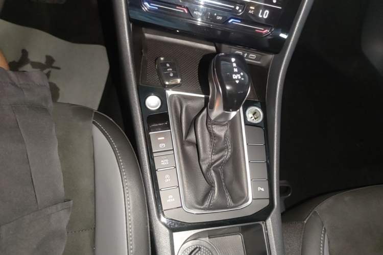 Used Volkswagen Sagitar 2021 280TSI DSG Luxury Smart Connectivity Edition Gear Lever