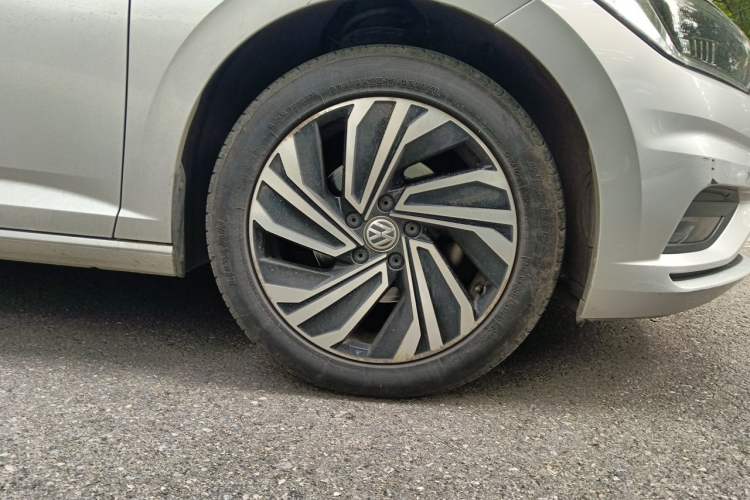Used Volkswagen Sagitar 2021 280TSI DSG Luxury Smart Connectivity Edition Right Front Wheel Hub