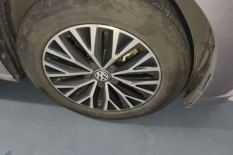 Used Volkswagen Sagitar 2021 280TSI DSG Comfort Connect Edition Right Front Wheel Hub