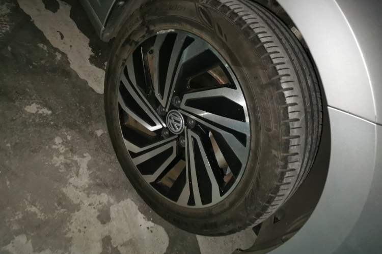 Used Volkswagen Sagitar 2021 280TSI DSG Excellence Edition Right Front Wheel Hub