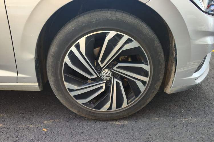 Used Volkswagen Sagitar 2021 280TSI DSG Luxury Smart Connectivity Edition Right Front Wheel Hub