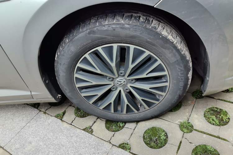Used Volkswagen Sagitar 2021 280TSI DSG Comfort Connect Edition Right Front Wheel Hub